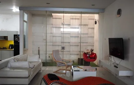 Rumah 2½ lantai dalam kompleks tenang perumahan favorite