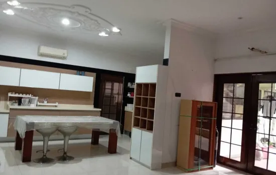 Dijual rumah Intercon 2 lt semi furnished