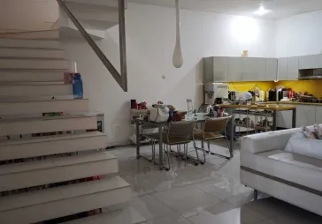 Rumah 2½ lantai dalam kompleks tenang perumahan favorite