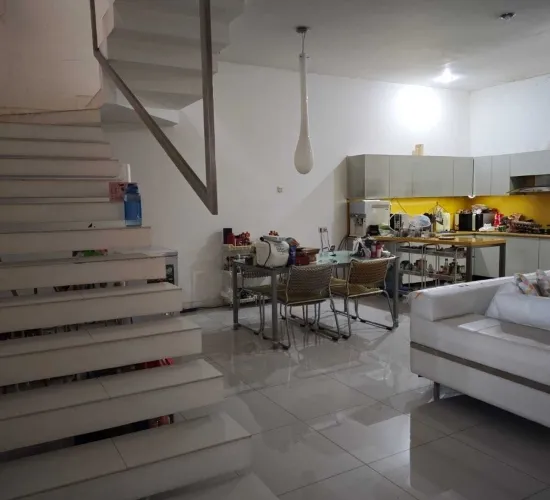 Rumah 2½ lantai dalam kompleks tenang perumahan favorite