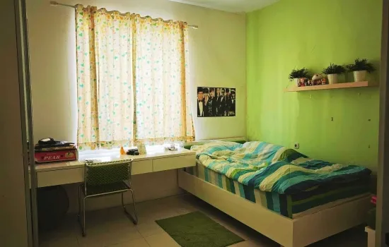Rumah 2½ lantai dalam kompleks tenang perumahan favorite