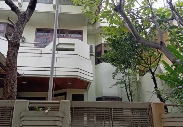 Dijual rumah Intercon 2 lt semi furnished