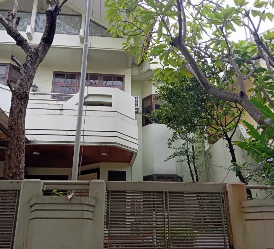 Dijual rumah Intercon 2 lt semi furnished
